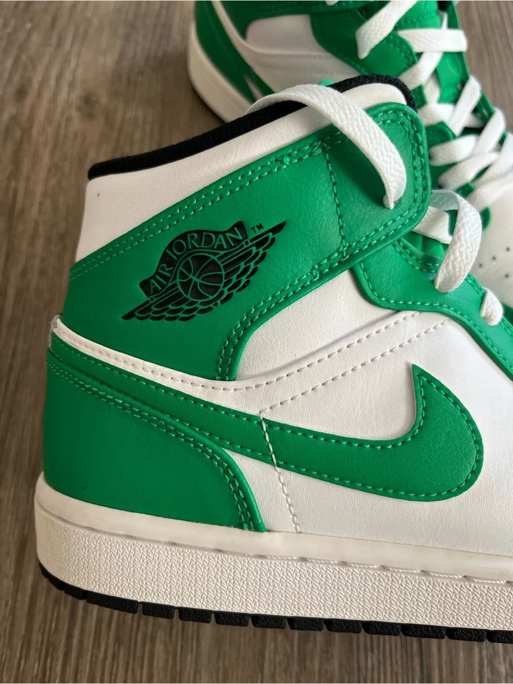 Nike Air Jordan 1 Mid Lucky Green Black White DQ8423-301 Men's 8 no box